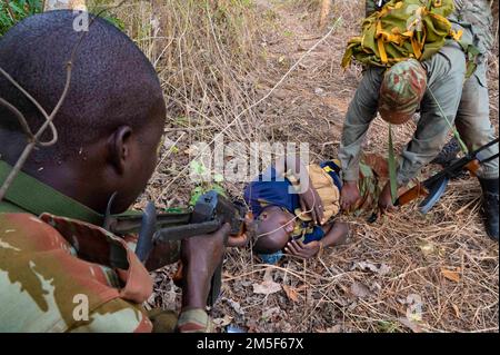 Beninesische Soldaten des 1. Kommandoparachutentataillons suchen während des simulierten Hinterhalt-Trainings in Ouassa (Afrika) am 11. März 2022 ein Mitglied der gegnerischen Kräfte (OPFOR). Das Engagement der USA bringt beiderseitigen Nutzen, hält internationale Normen ein und behandelt Partner als gleichberechtigt. Stockfoto