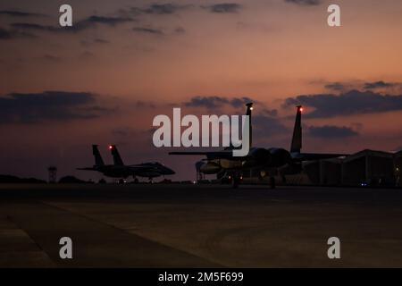 Zwei US-Dollar Air Force F-15C Eagles, der 44. Kampfgeschwader zugeteilt, Taxi auf einer Landebahn während einer Mission-orientierten Übung am Kadena Air Base, Japan, 10. März 2022. Diese zweiwöchige Übung simuliert Notfalleinsätze und gibt Airmen die Möglichkeit, den Aufbau von Luftwaffe von Grund auf zu üben und entscheidende Luft- und Cyberspace-Fähigkeiten bereitzustellen, die notwendig sind, um in einem High-End-Kampf zu konkurrieren, abzuschrecken und zu gewinnen. Stockfoto