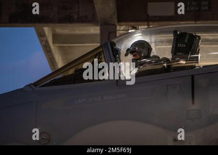 EIN US-AMERIKANISCHER Air Force Pilot vom 44. Kampfgeschwader durchläuft vor dem Start eine Checkliste für die Flugvorbereitung während einer Mission-orientierten Übung am Kadena Air Base, Japan, 10. März 2022. Über 6.000 Airmen nahmen an der zweiwöchigen Übung Teil, einem Standardverfahren für die USA Luftwaffenstützpunkte in Japan und weltweit, um die Bereitschaft zur Unterstützung der US-Interessen, der Verteidigung Japans sowie des Friedens und der Stabilität im gesamten Indo-Pazifik aufrechtzuerhalten. Stockfoto