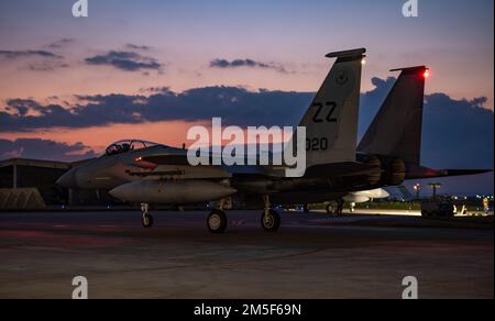 Zwei US-Dollar Air Force F-15C Eagles, der 44. Kampfgeschwader zugeteilt, Taxi auf einer Landebahn während einer Mission-orientierten Übung am Kadena Air Base, Japan, 10. März 2022. Während der Übung übten Flugzeuge aus dem 18. Flügel Mobilisierungsverfahren und verbesserten ihre technischen Fähigkeiten; sie verbesserten die Einsatzbereitschaft in allen Bereichen der Kriegskämpfe: Luft, Land, Meer, Weltraum und Cyberraum, um Aggressionen abzuwehren und den Frieden im Indo-Pazifik zu gewährleisten. Stockfoto