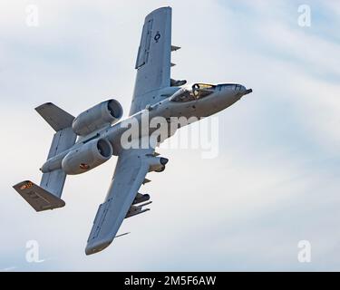 EIN US-AMERIKANISCHER Der Pilot der Air Force 104. Fighter Squadron aus dem 175. Flügel der Maryland Air National Guard fliegt eine Trainingsmission in einer A-10 Thunderbolt II am 10. März 2022 auf dem Warren Grove Gunnery Range in Warren Grove, New Jersey. Brigg. General Patrick M. Kennedy, Assistant Adjutant General-Air, New Jersey National Guard, und Chief Master Sgt. Michael J. Rakauckas, New Jersey Air National Guard State Command Chief, beobachteten das Training während eines Besuchs. Stockfoto