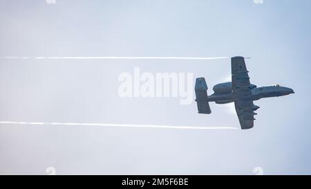 EIN US-AMERIKANISCHER Der Pilot der Air Force 104. Fighter Squadron aus dem 175. Flügel der Maryland Air National Guard fliegt eine Trainingsmission in einer A-10 Thunderbolt II am 10. März 2022 auf dem Warren Grove Gunnery Range in Warren Grove, New Jersey. Brigg. General Patrick M. Kennedy, stellvertretender Generaladjutant der Luftwaffe von New Jersey, und Chief Master Sgt. Michael J. Rakauckas, Staatschef der Luftwaffe von New Jersey, beobachteten das Training während eines Besuchs. Stockfoto