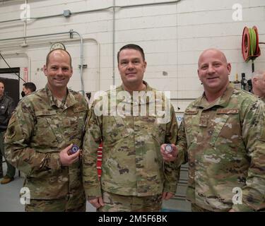 USA Luftwaffenbrücke. General Patrick M. Kennedy, Assistant Adjutant General-Air, New Jersey National Guard, Center, verlieh Herausforderungsmünzen an Master Sgt. Matthew D. Dever, Warren Grove Range, nicht kommissionierter Offizier für Kommunikation, Links und Technik. Sgt. Robert P. Valiante, Warren Grove Range, nicht kommissionierter Offizier des Bauingenieurs, Right, 10. März 2022, am Warren Grove Gunnery Range, Warren Grove, New Jersey. Kennedy und Chief Master Sgt. Michael J. Rakauckas, New Jersey Air National Guard State Command Chief, machten eine Tour durch die Warren Grove Gunnery Range und beobachteten A-10 Stockfoto