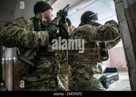 Mitglieder der Gruppe der Sondereinsatzkräfte 10. führen Manöver und Taktiken auf der Ebene der Sondereinsatzkräfte während einer bilateralen (BILAT) Übung mit der Sondereinsatzgruppe Kosovo vom 10. März 2022 in Pristina (Kosovo) durch. Die BILAT-Übung im Kosovo wurde durchgeführt, um die Beziehungen zwischen den Partnerländern auf dem Balkan zu stärken und die Interoperabilität zu erhöhen. Stockfoto