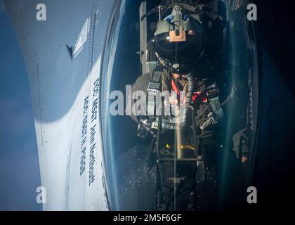 USA Air Force 1. LT. Nathan Palmer, ein Pilot, der dem 187. Kampfflugflügel der Alabama Air National Guard zugewiesen ist, erhält Treibstoff von einem KC-135 Stratotanker, der dem MacDill Luftwaffenstützpunkt, Florida, über Alabama, am 10. März 2022 zugewiesen wurde. Der 187. Fighter Wing befindet sich in Montgomery, Alabama, und ist die Heimat eines Geschwaders der F-16C, das Falcon-Flugzeuge bekämpft. Stockfoto