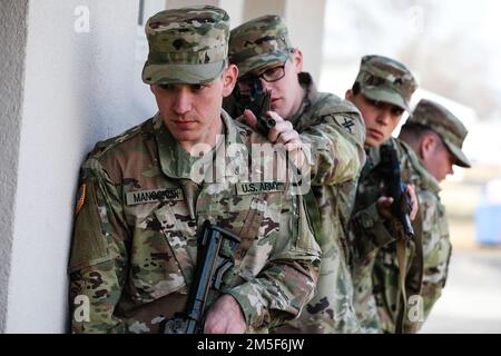 Eine Einheit aus den USA Soldaten der Army Reserve bereiten sich auf die Teilnahme an einer Räumungsübung während des 352. Civil Affairs Command Best Warrior Competition in Fort A.P. vor Hill, VA 10. März 2022. Die dreitägige Veranstaltung fordert Wettbewerber dazu auf, eine umfangreiche Reihe von Aufgaben und Missionen zu bewältigen, die darauf ausgelegt sind, ihr Wissen über die Kriegskämpfe, ihre körperliche Fitness, ihre Kampffähigkeiten in praxisnahen Situationstests sowie individuelle mündliche und schriftliche Prüfungen zu testen. Stockfoto