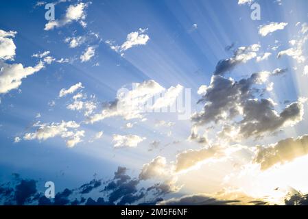 Farbenfroher Heißluftballon, der über den blauen Himmel mit weißen Wolken fliegt Stockfoto