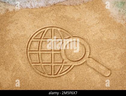 Search Globbe Schild handgeschrieben in Sand Beach Stockfoto