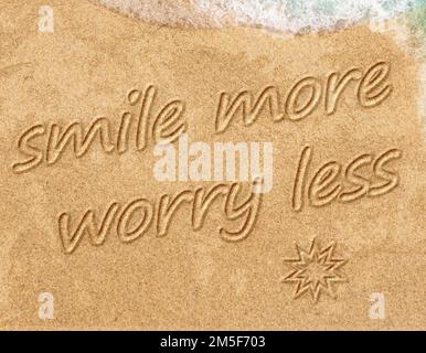 Lächeln mehr sorgen weniger - positives Denken-Konzept, Optimismus Stockfoto