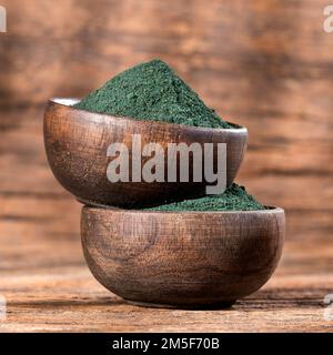 Spirulina Einzelluläre blau-grüne Algen - Spirulina-Algenpulver in Holzschüsseln Stockfoto