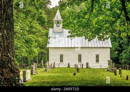 Ein schönes Frühlingsfoto der Cades Cove Methodist Church im Great Smoky Mountains National Park. Dieses Foto ist das Ergebnis eines gemischten Mediums Stockfoto