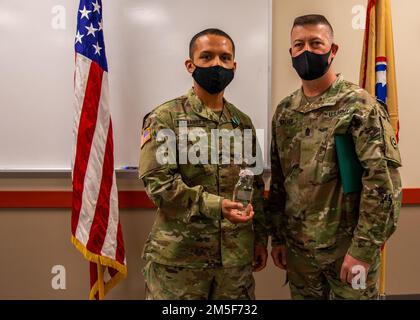 CPL. Alexander Hernandez, Vertreter der 711. 10 Transportation Company, wird beim 2022. März in Fort Hunter Liggett, Kalifornien, zum 311. Nicht kommissionierten Offizier des Jahres des Expeditionary Sustainment Command ernannt Der diesjährige Wettbewerb der Besten Krieger bestimmt den höchsten nicht kommissionierten Offizier und den Juniorensoldaten, der die Expeditionary Sustainment Brigade 311. beim 79. Theater Sustainment Command Best Warrior Competition vertreten wird. Stockfoto