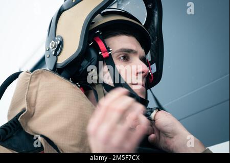USA Air Force Tech. Sgt. Wesley Clayton, ein Techniker von 354. Civil Engineering Squadron Explosive Ordnance Disposal (EOD), sichert seinen Helm während einer Übung auf der Eielson Air Force Base, Alaska, 11. März 2022. EOD-Techniker sind in der Erkennung, Entwaffnung und Beseitigung explosiver Bedrohungen in den extremsten Umgebungen geschult. Stockfoto