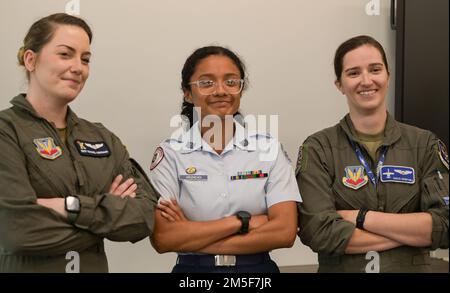 USA Air Force Staff Sgt. Rachel Hoffman, 71. Rettungstrupp HC-130J Combat King II Ladermeister, links, steht neben einem Air Force Junior ROTC Kadett von Valdosta High School, Mitte, und Capt. Coleen Berryhill, 74. Kampfgeschwader A-10C Thunderbolt II Pilot, rechts, 10. März 2022, in der Lowndes High School, Valdosta, Georgia. Schüler der fünften bis zwölften Klasse hatten die Möglichkeit, zehn Mitglieder des Dienstes zu treffen und ihre verschiedenen Erfahrungen im Militär zu hören. Stockfoto