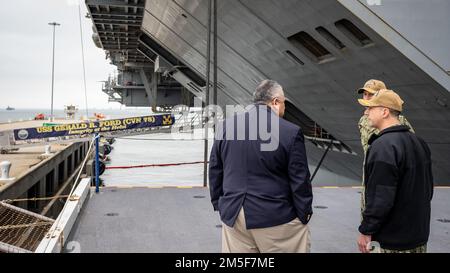 NORFOLK, VA (10. März 2022) — der Sekretär der Marine Carlos Del Toro wird während eines Schiffsbesuchs am 10. März 2022 von Kapitän Paul Lanzilotta, kommandierender Offizier des Flugzeugträgers der Ford-Klasse USS Gerald R. Ford (CVN 78), begrüßt. Sekretärin Del Toro ist in Norfolk, um 100. die Flugzeugträger der Marine zu feiern und während des Women's History Month einen Rundtisch mit hochrangigen weiblichen Führern zu veranstalten. Stockfoto