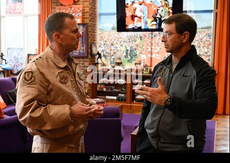 USA Generalleutnant Greg Guillot, Befehlshaber der Neunten Luftwaffe (Air Forces Central), spricht mit Dabo Swinney, Cheftrainer des Fußballvereins der Clemson University, während eines Engagements in South Carolina am 10. März 2022. Guillot sprach mit Swinney über Führung, Teamarbeit und den Wert der individuellen Entwicklung in großen Unternehmen. Stockfoto