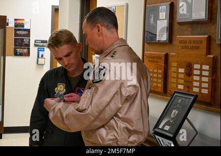 USA Generalleutnant Greg Guillot, Befehlshaber der Neunten Luftwaffe (Air Forces Central), verleiht eine Münze an Cadet Jackson Dudley aus den USA Air Force Reserve Officers' Training Corps, Einheit 770 während eines Engagements an der Clemson University, South Carolina, 10. März 2022. Guillot verlieh Dudley für mehrere Leistungen, darunter die Auswahl für das gemeinsame Ausbildungsprogramm für Flugzeugpiloten der EU und der NATO und die Ernennung zum Vorsitzenden des Christian Fellowship Clemson der Offiziere. Stockfoto