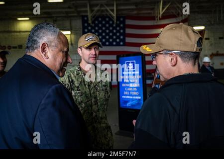 NORFOLK, VA (10. März 2022) — der Sekretär der Marine Carlos Del Toro wird von Kapitän Paul Lanzilotta, rechts, befehlshabender Offizier des Flugzeugträgers USS Gerald R. Ford (CVN 78), während eines Schiffsbesuchs am 10. März 2022 begrüßt. Sekretärin Del Toro ist in Norfolk, um 100. die Flugzeugträger der Marine zu feiern und während des Women's History Month einen Rundtisch mit hochrangigen weiblichen Führern zu veranstalten. Stockfoto