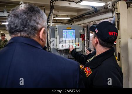 NORFOLK, VA (10. März 2022) – der Marineminister Carlos Del Toro erhält einen Auftrag von LT. Commander. Paul Castillo, Offizier für den Kampfmittelhandhabung der USS Gerald R. Ford (CVN 78), über die Konstruktion und die Verbesserung der Fähigkeiten von Ford's Advanced Weapons Elevators in der Hangarbucht bei einem Schiffsbesuch am 10. März 2022. Sekretärin Del Toro ist in Norfolk, um 100. die Flugzeugträger der Marine zu feiern und während des Women's History Month einen Rundtisch mit hochrangigen weiblichen Führern zu veranstalten. Stockfoto