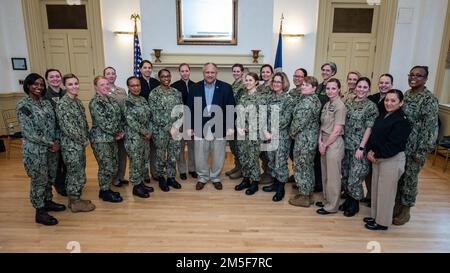 NORFOLK, VA (10. März 2022) — Sekretär der Marine Carlos Del Toro posiert mit Matrosen nach einem Rundtischgespräch mit hochrangigen Führerinnen am 10. März 2022. Sekretärin Del Toro ist in Norfolk, um die 100. gefeierten Flugzeugträger der Marine zu feiern und während des Women's History Month mit hochrangigen weiblichen Führern zusammenzutreffen. Stockfoto