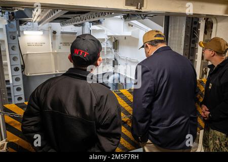 NORFOLK, VA (10. März 2022) – der Marineminister Carlos Del Toro erhält einen Auftrag von LT. Commander. Paul Castillo, Offizier für den Kampfmittelhandhabung der USS Gerald R. Ford (CVN 78), über die Konstruktion und die Verbesserung der Fähigkeiten von Ford's Advanced Weapons Elevators in der Hangarbucht bei einem Schiffsbesuch am 10. März 2022. Sekretärin Del Toro ist in Norfolk, um 100. die Flugzeugträger der Marine zu feiern und während des Women's History Month einen Rundtisch mit hochrangigen weiblichen Führern zu veranstalten. Stockfoto