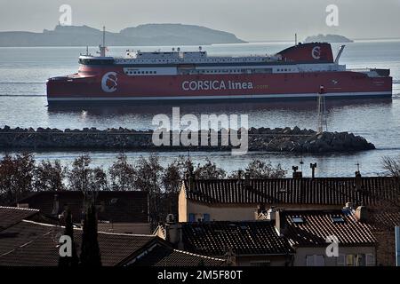 Marseille, Frankreich. 28. Dezember 2022. Das Passagierschiff Galeotta trifft nach einem Seeversuch im französischen Mittelmeerhafen Marseille ein. Mit einem Mischantrieb, Heizöl und Flüssigerdgas (LNG) wird es am 8. Januar 2023 seine erste Kreuzung zwischen Marseille und Ajaccio antreten. (Foto: Gerard Bottino/SOPA Images/Sipa USA) Guthaben: SIPA USA/Alamy Live News Stockfoto