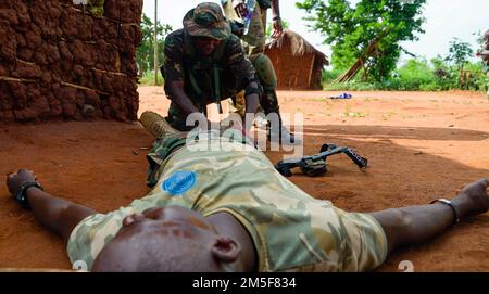 Tansania People’s Defense Force (TPDF) und Marine Special Forces (MSF) führen einen simulierten Angriff durch, während die USA Army Green Beret, der 3. Special Forces Group zugewiesen, beaufsichtigt während einer gemeinsamen kombinierten Austauschschulung (JCET) in der Nähe von mSATA, Tansania, 10. März 2022. Die Teams konzentrierten sich auf die Vertiefung grundlegender Fähigkeiten wie grundlegende Schießkunst, Taktik kleiner Einheiten und Missionsplanung. Stockfoto