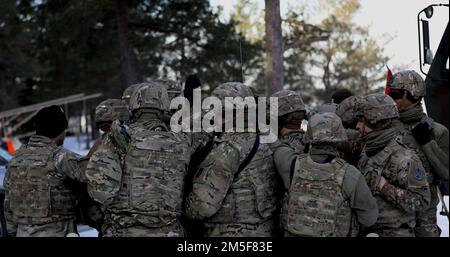 Soldat des 5. Bataillons, 4. Air Defense Artillery Regiment (5/4 ADAR), versammeln Sie sich für eine letzte Zusammenkunft, bevor das M-SHORAD Stryker Live-Fire am 10. März 2022 in der Nähe von Rutja, Estland, beginnt. Das Live-Feuer führte zu einer langen Reise durch Operation Saber Strike durch vier Länder, in die sie alles darstellten, woran sie gearbeitet hatten. Stockfoto