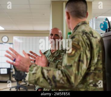 Chief Master Sgt. David Flosi, Air Force Material Command Chief, hört Chief Master Sgt. Jason Shaffer, 88. Air Base Wing Command Chief, während eines Besuchs beim 88. Medical Support Squadron Medical Readiness Flight am 10. März 2022 auf der Wright-Patterson Air Force Base, Ohio. Flosi besuchte mehrere Organisationen in der Basis, um mehr über ihre Missionen zu erfahren. Stockfoto