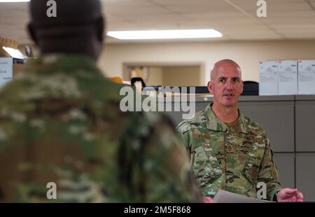 Chief Master Sgt. David Flosi, Air Force Material Command Chief, antwortet auf Chief Master Sgt. Benito Hibbert, 88. Medical Group Senior Enlisted Leader, während eines Besuchs beim 88. Medical Support Squadron Medical Readiness Flight am 10. März 2022 auf dem Wright-Patterson Air Force Base, Ohio. Flosi erfuhr von den einsetzbaren Fähigkeiten und dem Einsatztempo der medizinischen Gruppe. Stockfoto