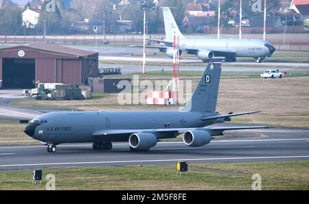 EIN US-AMERIKANISCHER Air Force KC-135 Stratotanker wurde den 100. Air Tanken Flügel Taxis die Startbahn hinunter zugewiesen, während sie sich auf den Start von Royal Air Force Mildenhall, England, am 10. März 2022 vorbereitet. Der KC-135 bietet die Kernkapazität für das Betanken aus der Luft in den USA Air Force und verbessert ihre Fähigkeit, die Hauptaufgabe der globalen Reichweite zu erfüllen. Stockfoto