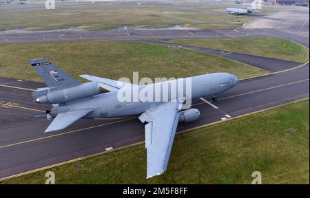 EIN US-AMERIKANISCHER Air Force KC-10 Extender-Flugzeug zugewiesen zum 305. Air Mobility Wing, Joint Base McGuire-Dix-Lakehurst, N.J., Taxis zur Landebahn bei Royal Air Force Mildenhall, England, 10. März 2022. Der KC-10 ist ein hochentwickeltes Tankfahrzeug und Frachtflugzeug von Air Mobility Command, das für eine erhöhte globale Mobilität in den USA entwickelt wurde Streitkräfte. Stockfoto