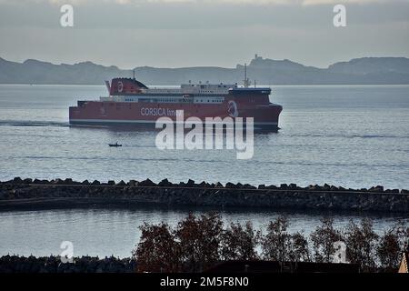 Marseille, Frankreich. 28. Dezember 2022. Das Passagierschiff Galeotta trifft nach einem Seeversuch im französischen Mittelmeerhafen Marseille ein. Mit einem Mischantrieb, Heizöl und Flüssigerdgas (LNG) wird es am 8. Januar 2023 seine erste Kreuzung zwischen Marseille und Ajaccio antreten. (Kreditbild: © Gerard Bottino/SOPA Bilder über ZUMA Press Wire) Stockfoto