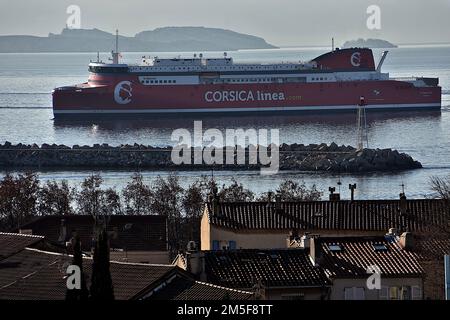 Marseille, Frankreich. 28. Dezember 2022. Das Passagierschiff Galeotta trifft nach einem Seeversuch im französischen Mittelmeerhafen Marseille ein. Mit einem Mischantrieb, Heizöl und Flüssigerdgas (LNG) wird es am 8. Januar 2023 seine erste Kreuzung zwischen Marseille und Ajaccio antreten. (Kreditbild: © Gerard Bottino/SOPA Bilder über ZUMA Press Wire) Stockfoto