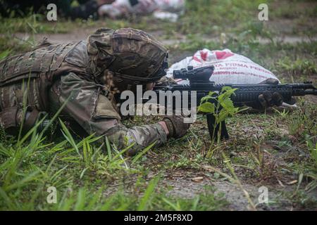 Soldaten von Charlie Truppe, 2. Geschwader, 14. Kavallerie-Regiment, 2. Infanterie-Brigaden-Kampfteam, 25. Infanterie-Division, erschießen die SS-2V4 während des Live-Feuers des Buddy-Teams in Cicalengka, Indonesien, 10. März 2022. TNI-Soldaten lehrten während ihrer Kampfübungen die Verwendung und Bewegung des SS-2V4. Stockfoto