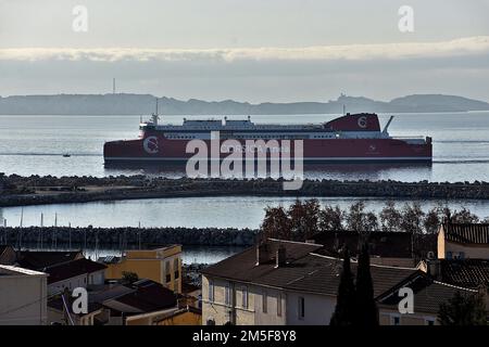 Marseille, Frankreich. 28. Dezember 2022. Das Passagierschiff Galeotta trifft nach einem Seeversuch im französischen Mittelmeerhafen Marseille ein. Mit einem Mischantrieb, Heizöl und Flüssigerdgas (LNG) wird es am 8. Januar 2023 seine erste Kreuzung zwischen Marseille und Ajaccio antreten. (Kreditbild: © Gerard Bottino/SOPA Bilder über ZUMA Press Wire) Stockfoto