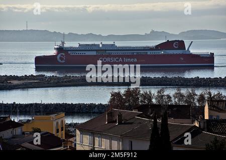 Marseille, Frankreich. 28. Dezember 2022. Das Passagierschiff Galeotta trifft nach einem Seeversuch im französischen Mittelmeerhafen Marseille ein. Mit einem Mischantrieb, Heizöl und Flüssigerdgas (LNG) wird es am 8. Januar 2023 seine erste Kreuzung zwischen Marseille und Ajaccio antreten. (Kreditbild: © Gerard Bottino/SOPA Bilder über ZUMA Press Wire) Stockfoto