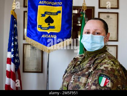 Italienischer Chefmeister der Luftwaffe, Sergeant Chiara Melchionno, Betreiber des Operationszentrums der italienischen Luftwaffenbasis, posiert für ein Foto auf dem Luftwaffenstützpunkt Aviano, Italien, 10. März 2022. Women's History Month stellt die Errungenschaften und Beiträge von Frauen zu Geschehnissen in Geschichte und zeitgenössischer Gesellschaft heraus. Die BOC ist der Schwerpunkt von Aviano, da sie Operationen innerhalb der Basis verfolgen. Stockfoto