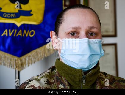 Italienischer Chefmeister der Luftwaffe, Sergeant Chiara Melchionno, Betreiber des Operationszentrums der italienischen Luftwaffenbasis, posiert für ein Foto auf dem Luftwaffenstützpunkt Aviano, Italien, 10. März 2022. Women's History Month stellt die Errungenschaften und Beiträge von Frauen zu Geschehnissen in Geschichte und zeitgenössischer Gesellschaft heraus. Der 31. Fighter Wing feiert den Women's History Month zusammen mit der italienischen Luftwaffe im März mit Veranstaltungen wie einem ragmarsch, einem Mittagessen, einer Frauenjury und vielem mehr. Stockfoto