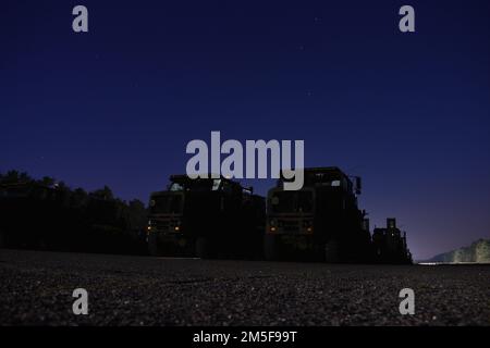 Auf der Landebahn stehen am 10. März 2022 im Armeedepot Zutendaal, Belgien, mehrere Bobtail-LKW-Traktoren und verbesserte Schwermaschinenanhänger. Soldaten der 96. Heavy Equipment Transportation Company, 49. Transportation Battalion, 13. Expeditionary Sustainment Command, aus Fort Hood, Texas, brachten diese Ausrüstung von Zutendaal nach Deutschland, wo sie schwere Ausrüstung aufnehmen konnten. Stockfoto