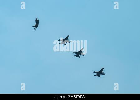 Vier F-16 Fighting Falcon vom Kunsan Air Base fliegen in Formation während Cope Tiger 2022 in Korat Royal Thai Air Base, Thailand, 10. März 2022. Ost Tiger ist eine jährliche, multilaterale Großstreitkräfte-Flugübung, die in Thailand durchgeführt wird, einschließlich US-amerikanischer, thailändischer und singapurischer Streitkräfte. Stockfoto