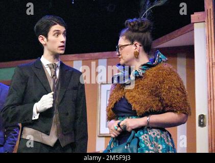 VICENZA, Italien – William Briggs, 19, tritt als „Wadsworth“ auf, der Butler während der Generalprobe von „Clue“ im Soldiers' Theatre am 10. März 2022. In dem Bild, das Briggs mit Jessica Henninger (Mrs. Peacock) aufführt. Briggs begann 2019 mit seinem Bruder Christian, 15, im Jugendmusical „Alice im Wunderland“ aufzutreten. Dann trat William in vielen Shows auf, darunter „Monologue Night“ im Jahr 2018 und drei Shows im Jahr 2021, darunter die Holiday Show „IT's a Wonderful Life“. Stockfoto