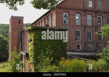 Im Jahr 1860-1864 baute die George Gilbert Manufacturing Company vier inzwischen stillgelegte Textilfabriken entlang des Ware River in Central Massachusetts Stockfoto