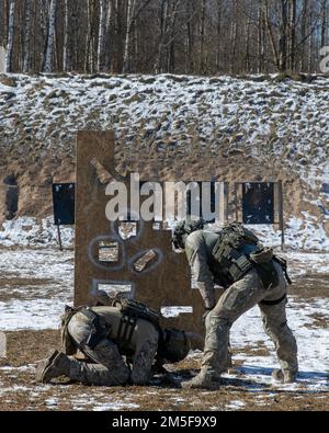 Ein litauischer SOF Jaeger schießt am 12. März 2022 durch eine 11-Loch-Platte auf einem Schießstand in der Nähe von Kaunas, Litauen. Die von den USA geleitete Schulung Mitglieder der Spezialeinsatzkräfte der 10. Gruppe der Spezialeinsatzkräfte werden eingesetzt, um die Einsatzbereitschaft zu verbessern, fortgeschrittene Kampffähigkeiten aufrechtzuerhalten und gleichzeitig eine starke Partnerschaft mit den alliierten Streitkräften zu fördern. Stockfoto