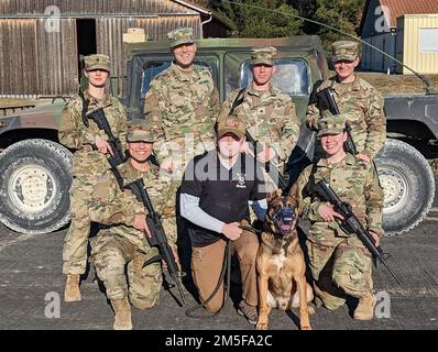 Mitglieder des veterinärmedizinisch-chirurgischen Teams Training mit Military Working Dog Blus und seinem Betreuer SPC. Eric Kappel von der 18. Militärpolizeibrigade in Vilseck, Deutschland, am 11. März 2022. Von hinten links: SPC. Zoe Gillespie, Major Shawn Thomas, Sergeant James Romer, Pvt. Jasmine Pennetta. Von der Vorderseite: CPL. Andrea Serrano (links), SPC. Eric Kappel und MWD Blus (Mitte) und SPC. Alexus Leyno (rechts). Foto von Major Shawn Thomas. Stockfoto