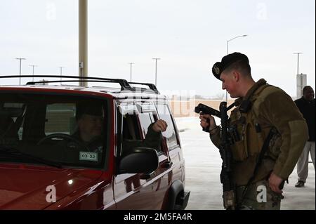 USA Oberst Craig Prather der Luftwaffe, 47. Kommandant des Flugtrainings und CMSgt. David Snarr, 47. Kommandoleiter des Flugtrainings, ist der erste, der durch den neu modernisierten West Gate Checkpoint fährt. Am Westtor des Luftwaffenstützpunkts Laughlin wurden mehrere strukturelle Verbesserungen vorgenommen, darunter neue Fahrspuren, eine Markise und ein aktualisiertes Gebäude der Sicherheitskräfte am Kontrollpunkt. Stockfoto