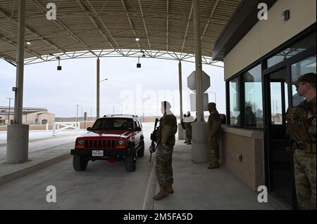 USA Air Force Oberst Craig Prather, 47. Flying Training Wing Commander, zeigt einem Mitglied der Sicherheitskräfte seine Common Access Card, um sie am kürzlich aktualisierten West Gate Checkpoint zu scannen, um den Luftwaffenstützpunkt Laughlin, Texas, am 11. März 2022 zu erreichen. Am Westtor der Luftwaffenstützpunkt Laughlin wurden mehrere strukturelle Verbesserungen vorgenommen, darunter neue Fahrspuren, eine Markise und ein aktualisiertes Gebäude der Sicherheitskräfte am Kontrollpunkt; bevor eine Zeremonie zu Ehren der Wiedereröffnung stattfand. Stockfoto