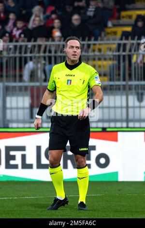 Monza, Italien. 28. Dezember 2022. Schiedsrichter Luca Pairetto wurde während des Freundschaftsspiels zwischen AC Monza und dem Turin FC im U-Power Stadium gesehen. (Endstand; AC Monza 1:4 Turin FC) Guthaben: SOPA Images Limited/Alamy Live News Stockfoto