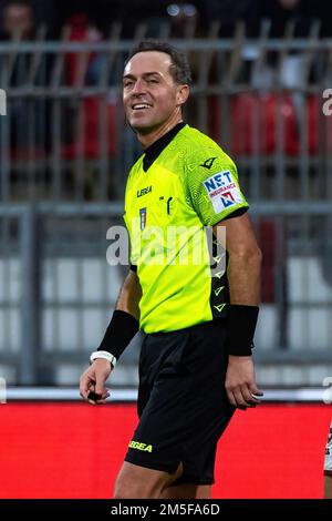 Monza, Italien. 28. Dezember 2022. Schiedsrichter Luca Pairetto in Aktion während des Freundschaftsspiels zwischen AC Monza und dem Turin FC im U-Power Stadium. (Endstand; AC Monza 1:4 Turin FC) Guthaben: SOPA Images Limited/Alamy Live News Stockfoto