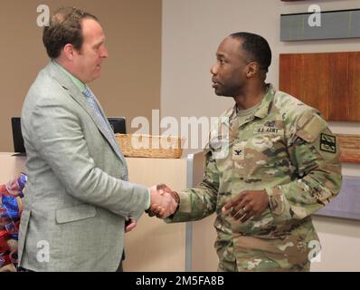 USA Armeekollege Jean-Paul Laurenceau, Befehlshaber der 201. Regionalen Unterstützungsgruppe in Marietta, Georgia Army National Guard, überreicht eine Münze an Matthew Crumpton, Emergency Preparedness Manager des Northeast Georgia Health System, am 11. März 2022 in Gainesville, Georgia. Crumpton überwachte aktivierte Georgia National Guardsmen, die im Krankenhaus als Reaktion auf COVID-19 assistierten. Stockfoto